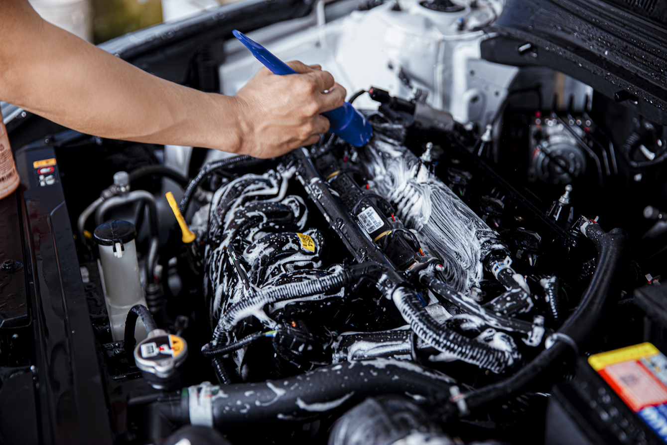 Vệ Sinh Khoang Máy Ô Tô Là Gì? Hướng Dẫn Đầy Đủ Từ A–Z